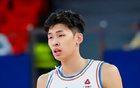 中国男篮结束两场高强度热身赛，邹阳等四名球员表现低迷或面临淘汰危机，郭士强教练亟需做出关键调整与决策