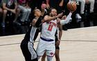 总决赛首战落幕，NBA总冠军归属概率最新出炉！尼克斯夺冠概率高达59.7%，而马刺面临四大关键问题亟待解决，未来走势备受关注