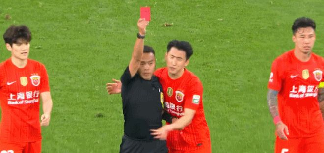 中超赛场突发争议事件，海港队外援疑似故意暴力犯规被红牌罚下，引发球迷强烈关注，或将面临中国足协进一步追加处罚