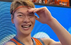 上海男篮夺冠瞬间两人喜极而泣！王哲林眼含热泪激动落泪，李弘权掩面痛哭不止，G5赛场见证两位功臣的荣耀时刻与情感爆发